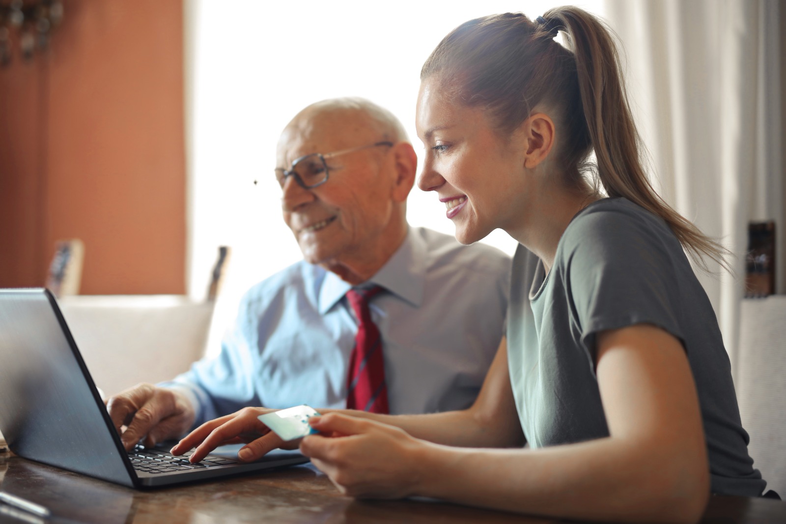 Seniors : Comment Aborder une Femme sur Internet ?