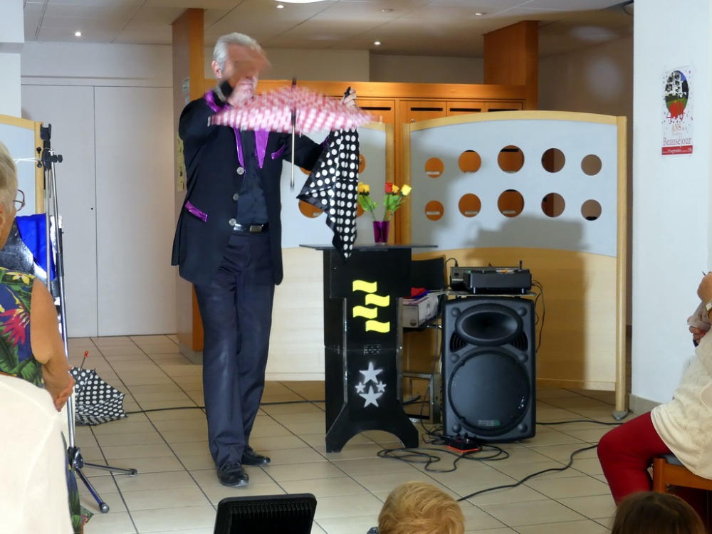 evenement-sortie-auvergne-rhone-alpes-rhone-animation-chansons-amp-magie-pour-seniors121012234054596066.jpg