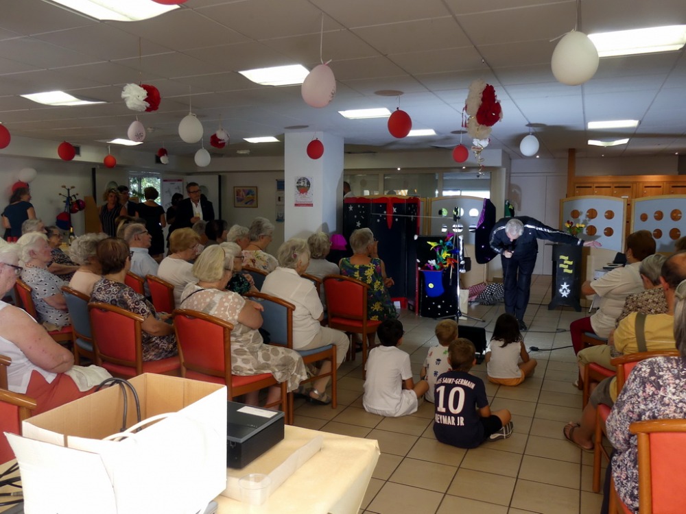 evenement-sortie-auvergne-rhone-alpes-rhone-animation-chansons-amp-magie-pour-seniors14172125313845555874.jpg